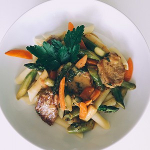 797320-960x720-schweinemedaillons-mit-gruenem-spargel-und-penne-in-cremiger-orangen-weisswein-sauce